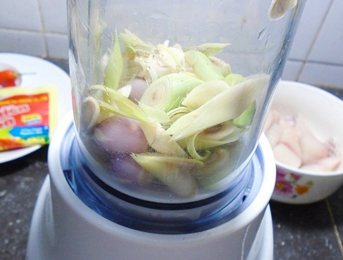 Cách làm cá trắm đen chiên sả ớt: