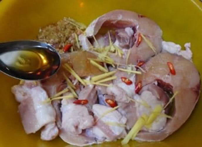 Cách làm cá trắm đen kho cà muối 