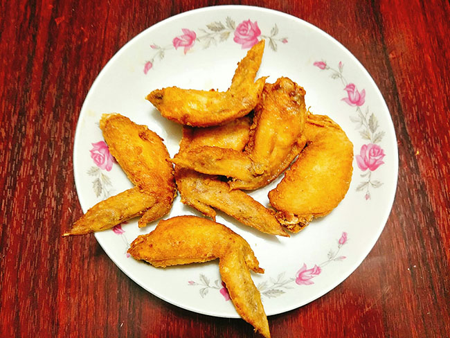 Hướng dẫn cách làm món cánh gà chiên sốt cay kiểu Thái