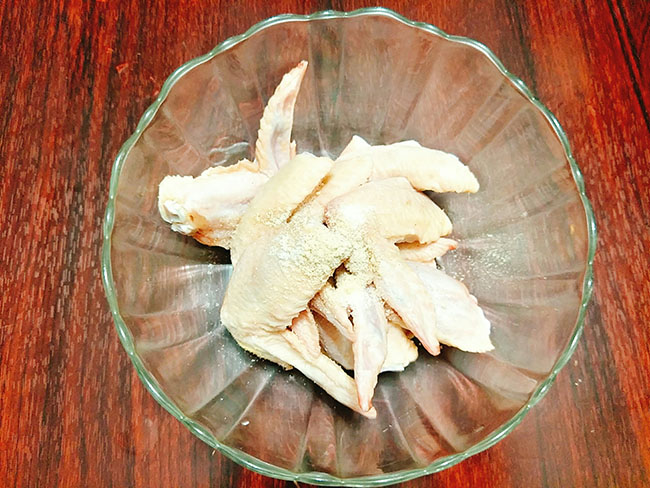 Hướng dẫn cách làm món cánh gà chiên sốt cay kiểu Thái