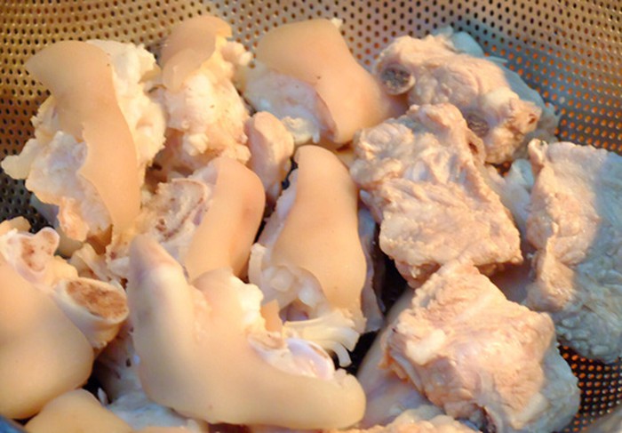 Cách làm món canh xương măng lợn rừng