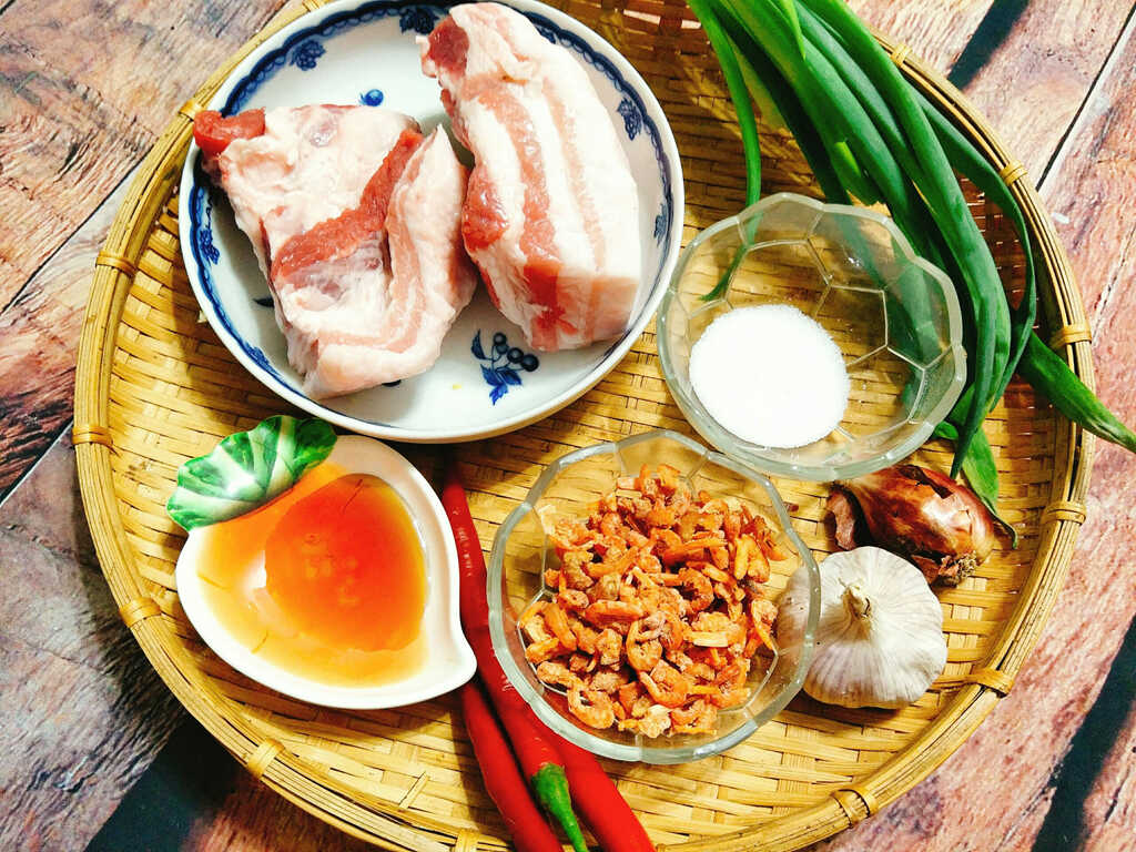 Chuẩn bị nguyên liệu làm  thịt ba chỉ kho quẹt