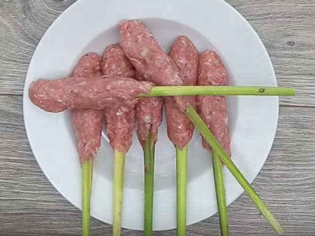 Hướng dẫn làm thịt lợn bọc sả chiên vàng Hướng dẫn làm thịt lợn bọc sả chiên vàng