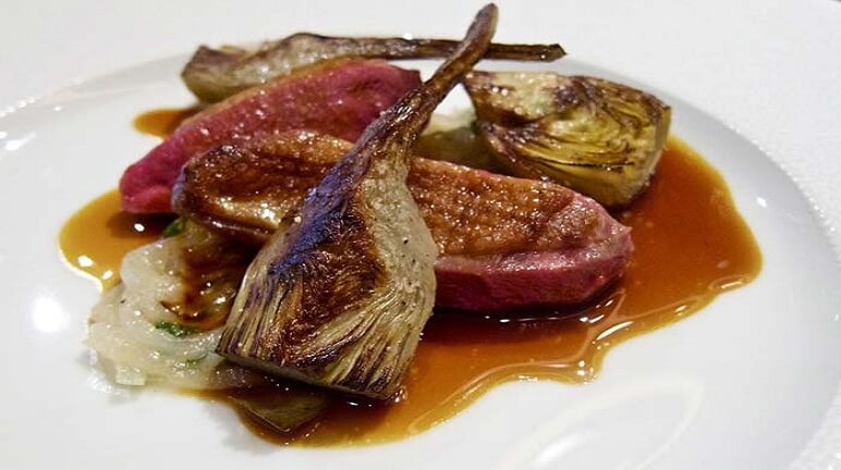 ức vịt áp chảo kèm sốt nâu