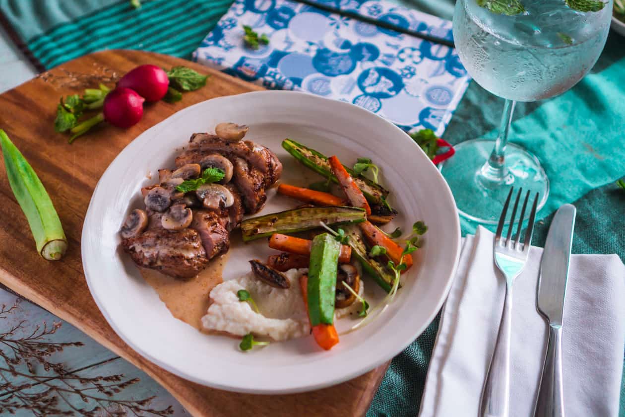 ức vịt áp chảo Puree bông cải trắng và sốt kem nấm