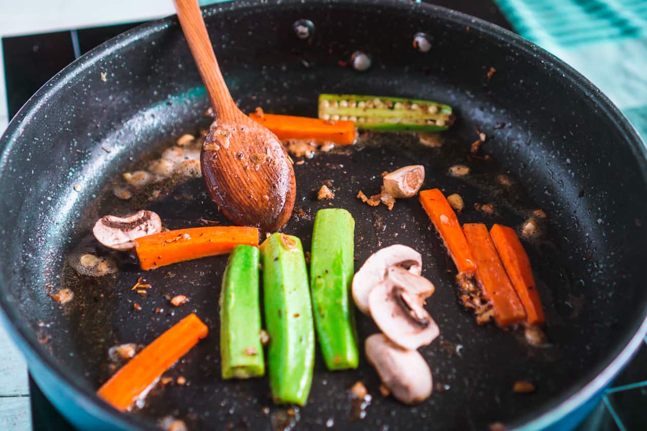 ức vịt áp chảo Puree bông cải trắng và sốt kem nấm