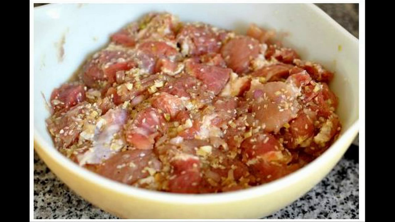 Ướp thịt nạc lợn nướng theo kiểu truyền thống