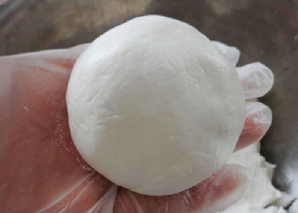 Phủ một lớp bột áo lên bàn, bỏ bột ra bàn và nhào tiếp đến khi bột dẻo mịn