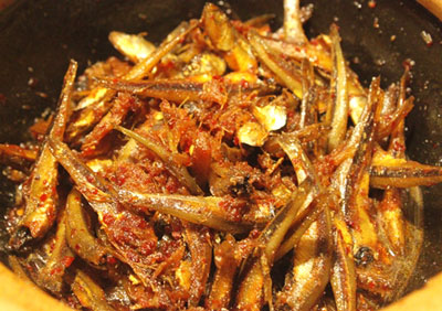  Cá cơm kho riềng