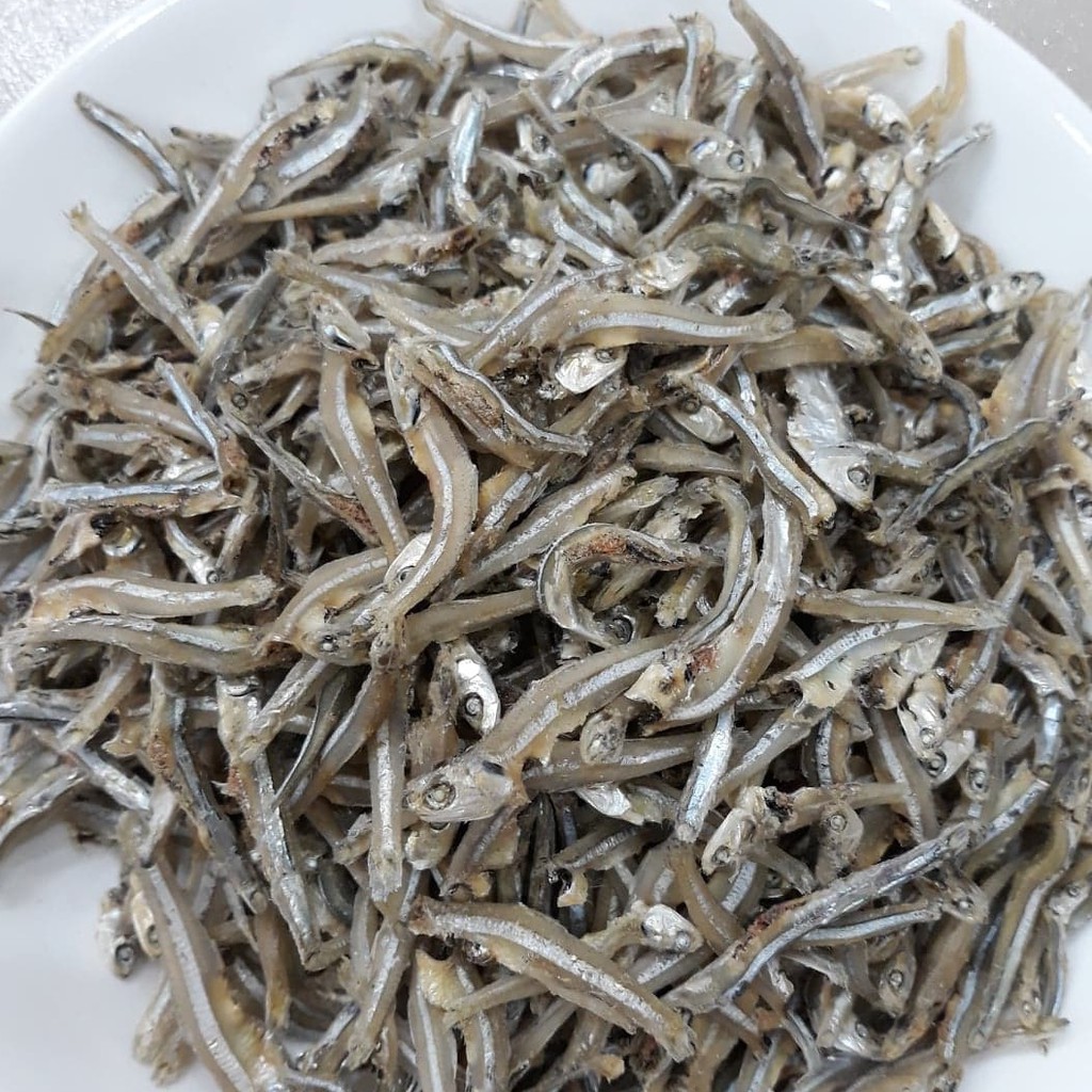 Cá cơm khô Nha Trang được chế biến từ cá cơm tươi sống được đánh bắt ở vùng biển Nha Trang