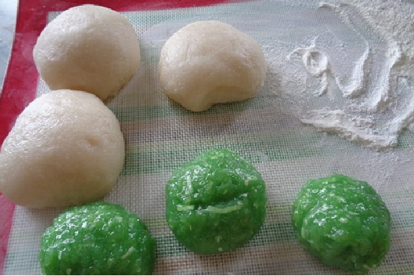 Đợi hỗn hợp nhân nguội bớt, bạn chia nhân thành các viên nhỏ để chuẩn bị làm bánh trung thu nhân cốm nhé.