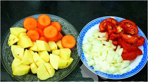 Cà chua bạn thái múi cau để sử dụng cho bước sau