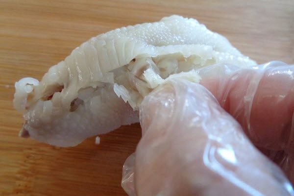 au đó, bạn từ từ tách phần da gà ra và lần lượt loại bỏ các khớp xương. au đó, bạn từ từ tách phần da gà ra và lần lượt loại bỏ các khớp xương.