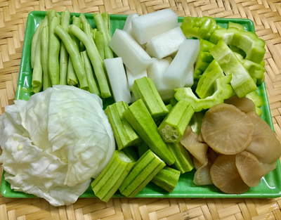 Bước 1: Sơ chế rau củ sạch rồi cắt miếng vừa ăn.