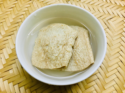 Sườn chay ngâm cho mềm rồi cắt miếng vuông.