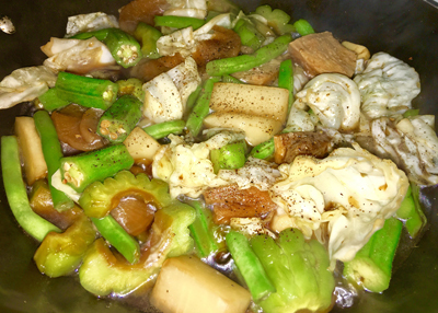 Xào đến khi rau củ chín tới thì tắt bếp. Cho rau ra đĩa, thêm tiêu ngò lên mặt. Ăn cùng cơm trắng.   