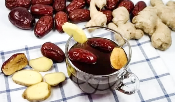 Táo đỏ sấy khô Hàn Quốc 1kg kết hợp với gừng tươi tạo thành cốc trà gừng táo đỏ