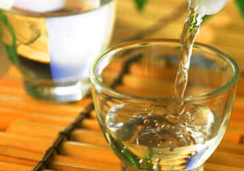 Thưởng thức rượu men lá