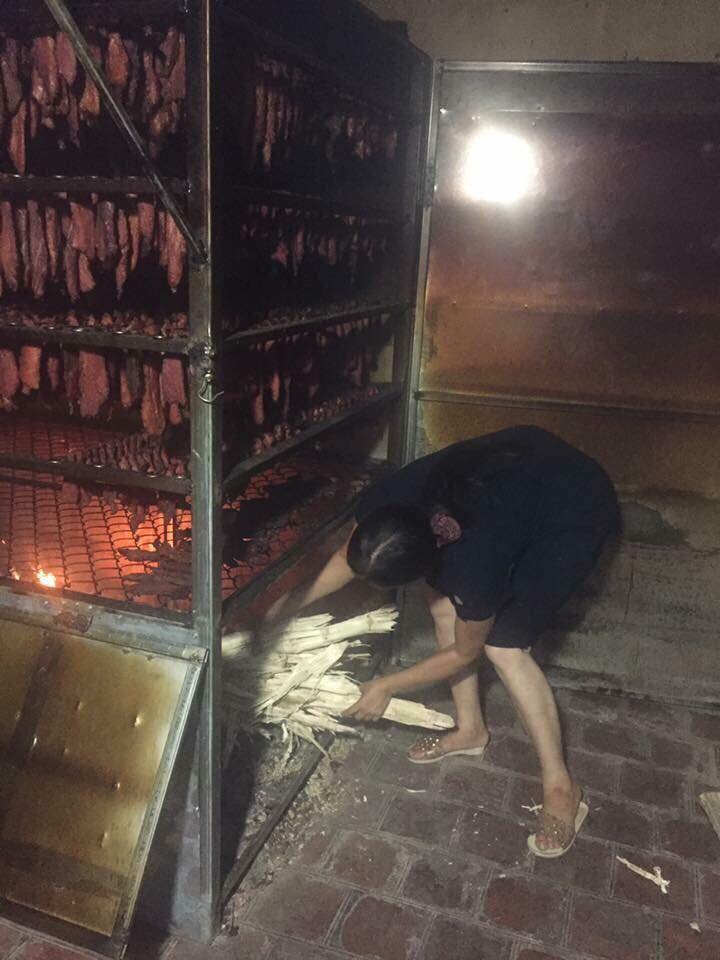 đốt lửa sấy thịt