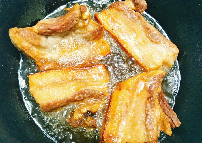 Cách làm ba chỉ quay giòn bì bằng chảo Cách làm ba chỉ quay giòn bì bằng chảo
