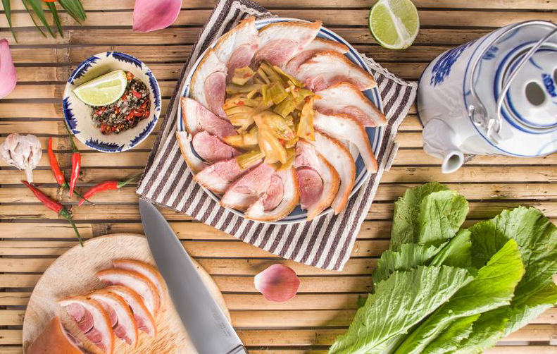 Thưởng thức thịt chân giò xông khói