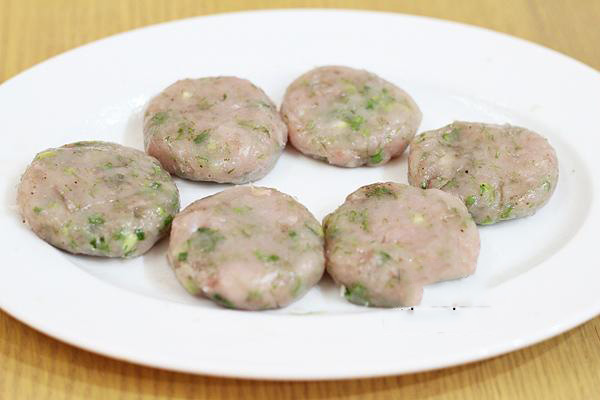 Nặn chả thành từng viên tròn, dẹt… hoặc tùy theo ý thích.