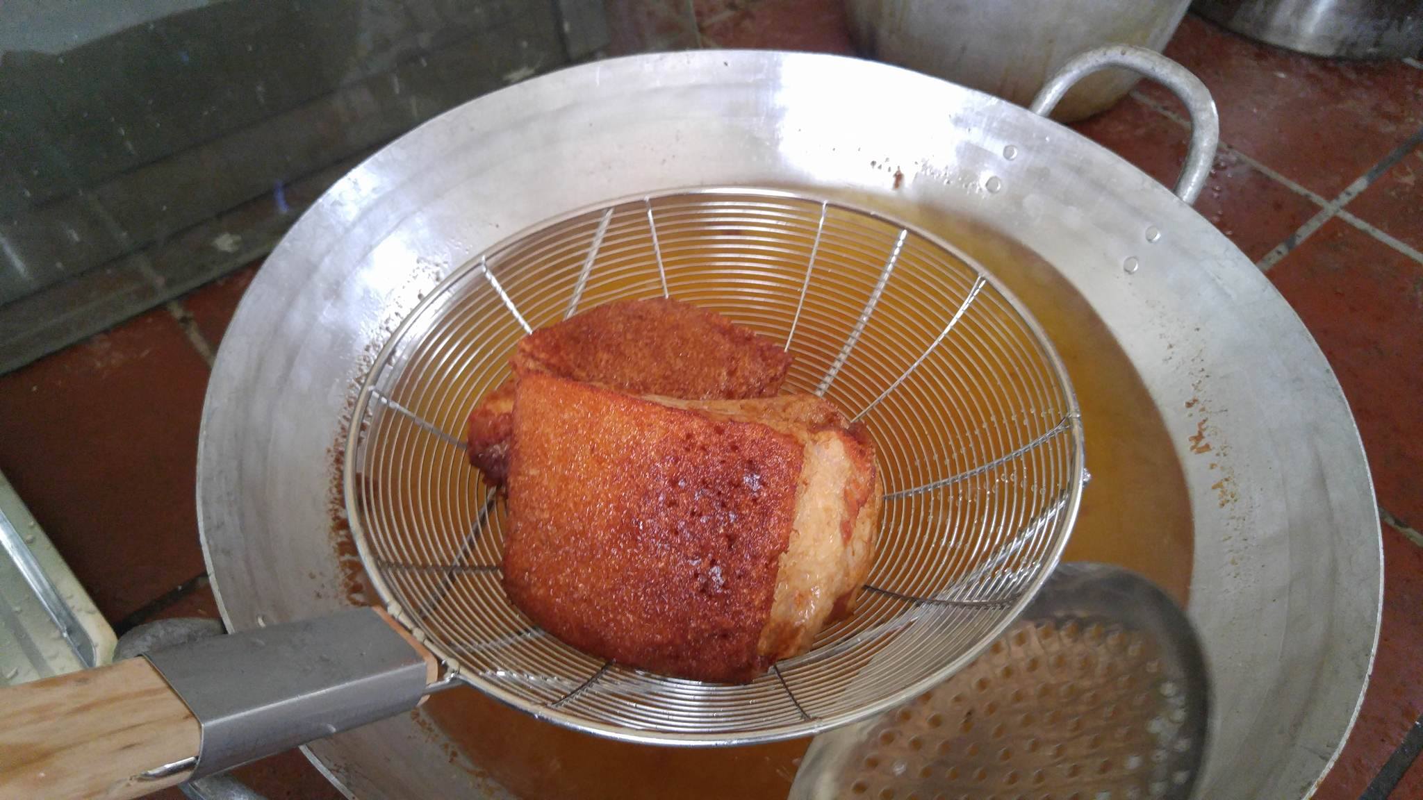 luộc sơ qua, vớt ra, rồi dùng cây để đâm hết lớp bì sau đó đem ngâm gia vị 