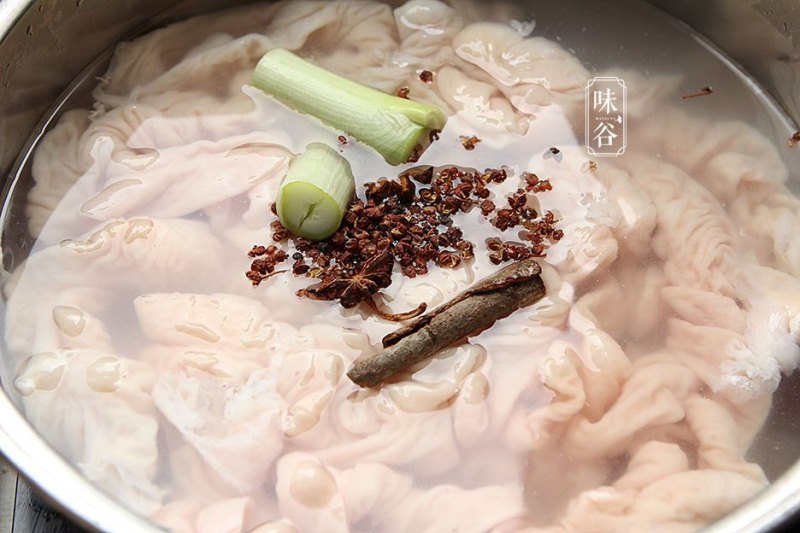 đun sôi khoảng 5 phút thì vớt lòng ra.