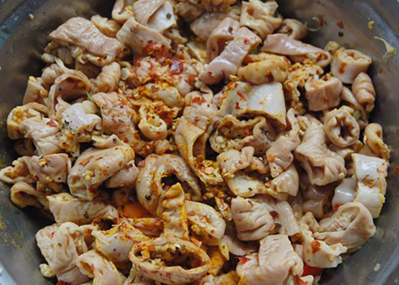 Ướp lòng với nước cốt nghệ, một ít hạt nêm, tỏi băm, ướp khoảng 15 phút.