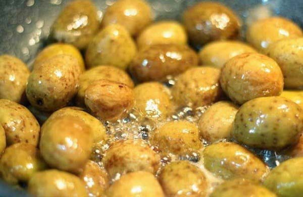 Cho nước vào nồi nêm thêm một ít phèn chua đun sôi để chần táo.