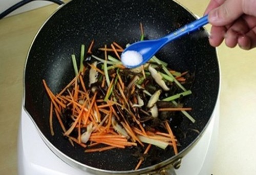 Gọt vỏ củ đậu và cà rốt, sau đó xay nhuyễn hoặc nạo nhỏ
