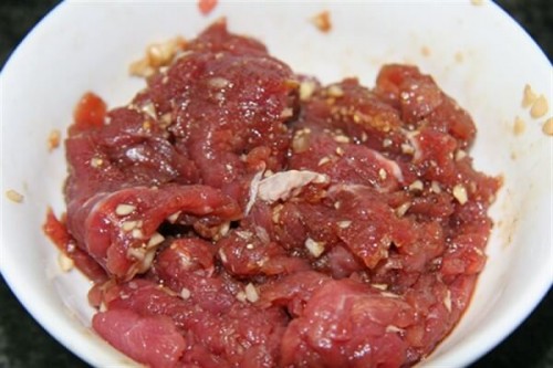 Cách chế biến thịt bò xào rau cần