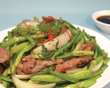 Cách chế biến thịt bò xào rau cần