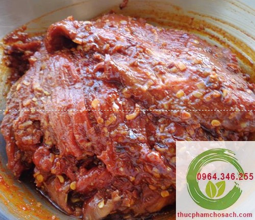 Cách làm khô bò, thịt bò được tẩm ướp gia vị và để trong tủ lạnh 1 thời gian