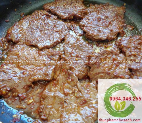 Cách làm bò khô miếng – đặt thịt bò lên chảo và rim nhỏ lửa đến khi khô lại