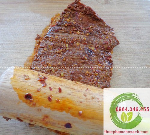  khi thịt bò chín dùng chày cán cho miếng thịt mỏng ra