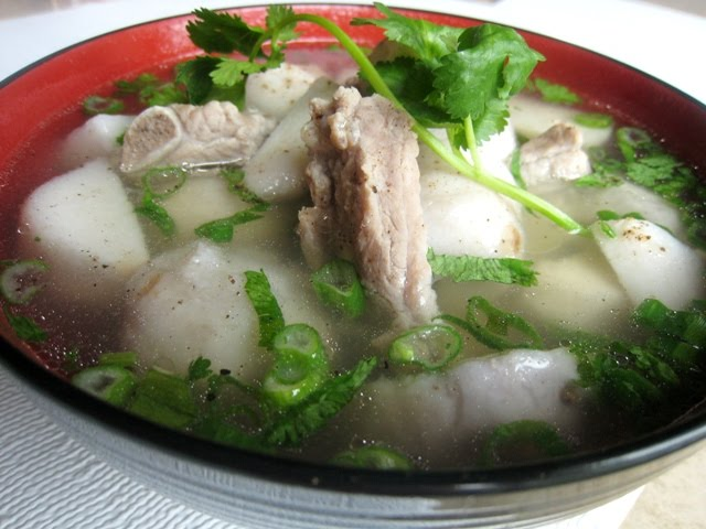 canh khoai sọ nấu xương hoàn thành