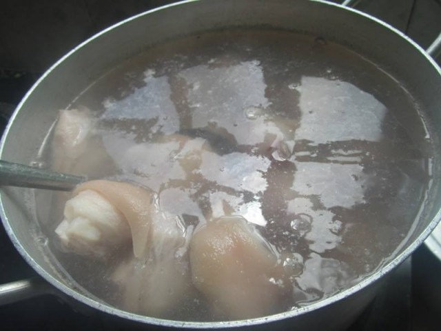 chân giò hầm nấm cách làm