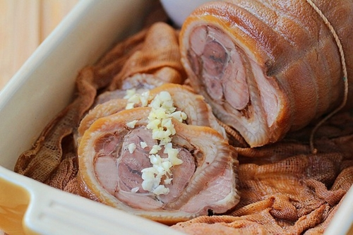 chân giò nấu nước tương hoàn thành