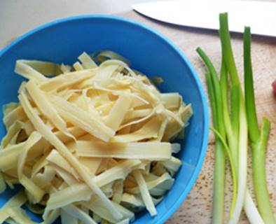 măng xào hành nguyên liệu