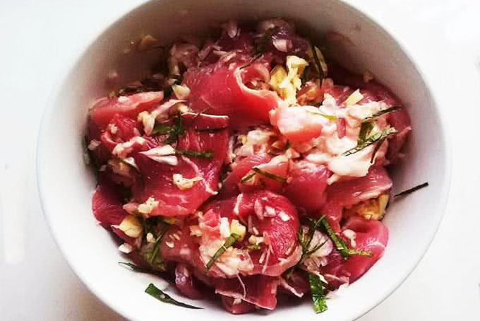 Đeo găng tay nilon trộn đều và bóp để thịt ngấm gia vị ngon hơn.