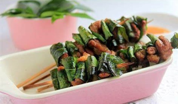 Thịt xiên nướng lá mắc mật 